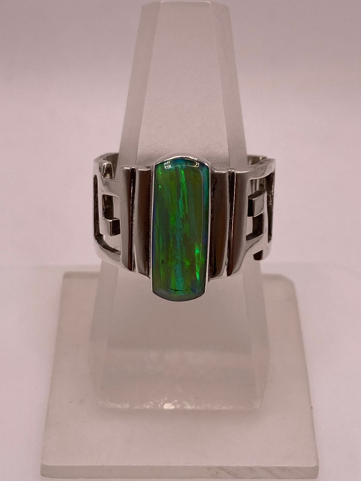 Anillo de Greca Geométrica con Ópalo de Fuego Verde en Plata .950 en báscula mostrando peso