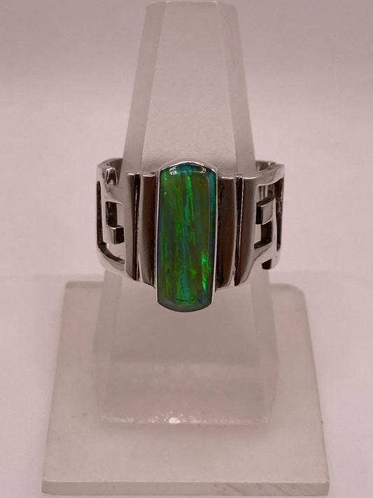 Anillo de Greca Geométrica con Ópalo de Fuego Verde en Plata .950 en báscula mostrando peso