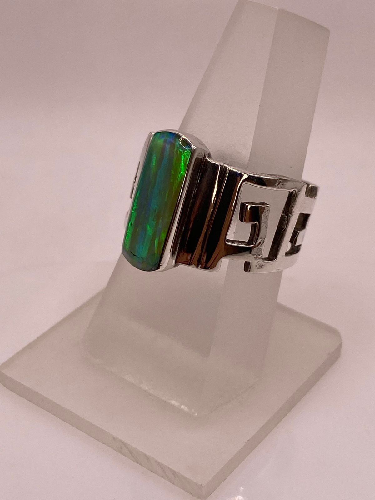 Anillo de Greca Geométrica con Ópalo de Fuego Verde en Plata .950, vista frontal