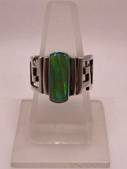 Anillo de Greca Geométrica con Ópalo de Fuego Verde en Plata .950, vista lateral
