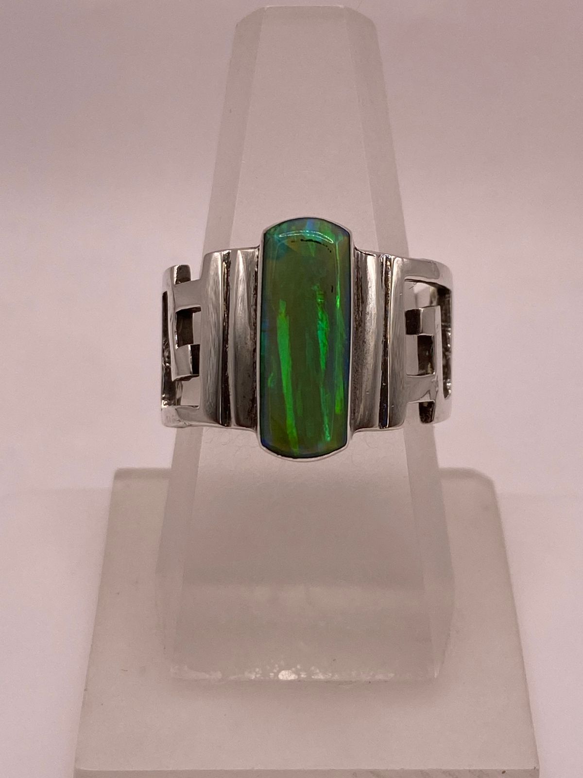 Anillo de Greca Geométrica con Ópalo de Fuego Verde en Plata .950, vista superior