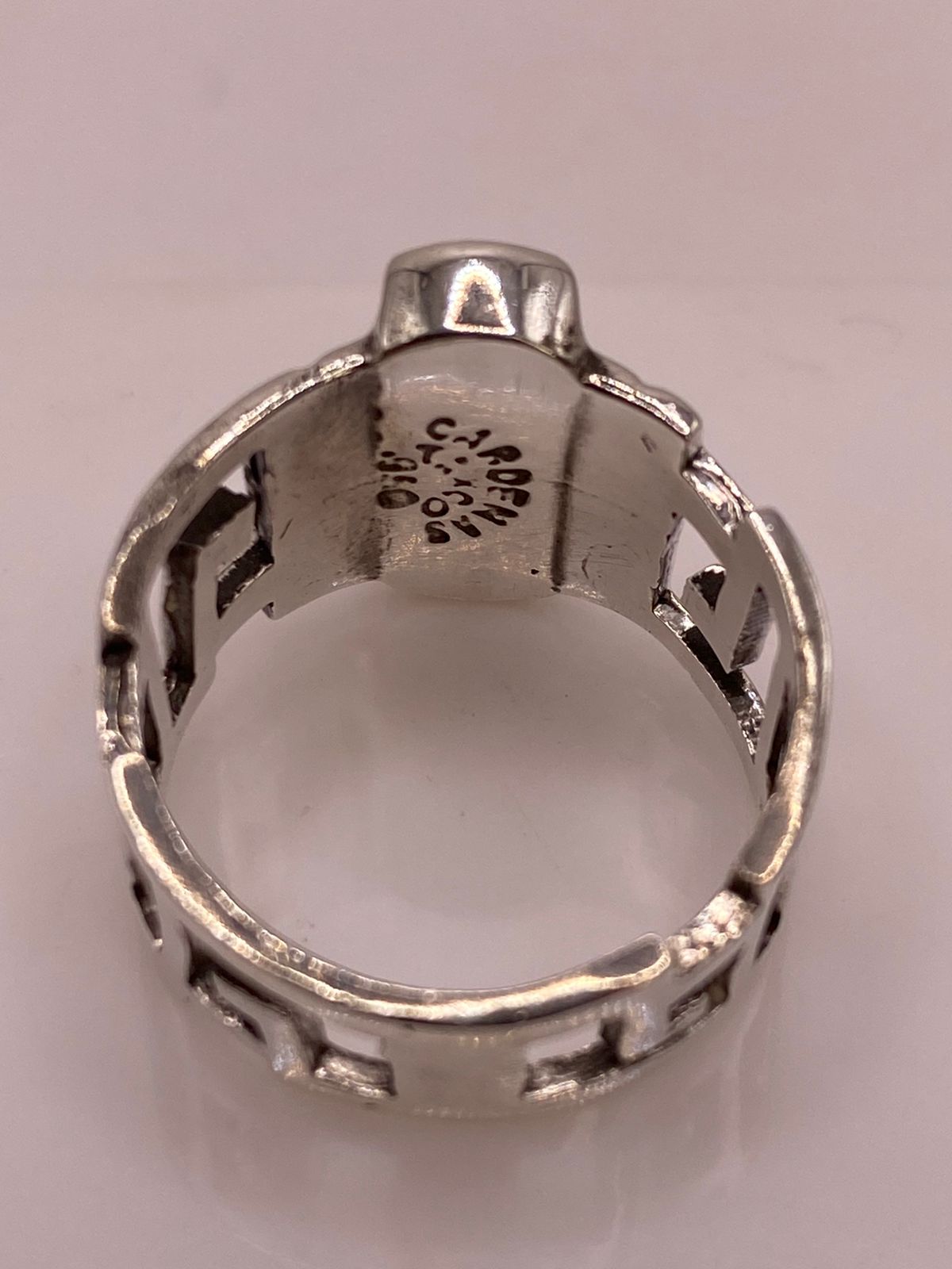 Anillo de Greca Geométrica con Ópalo de Fuego Verde en Plata .950, sello de autenticidad Plata Ley .925