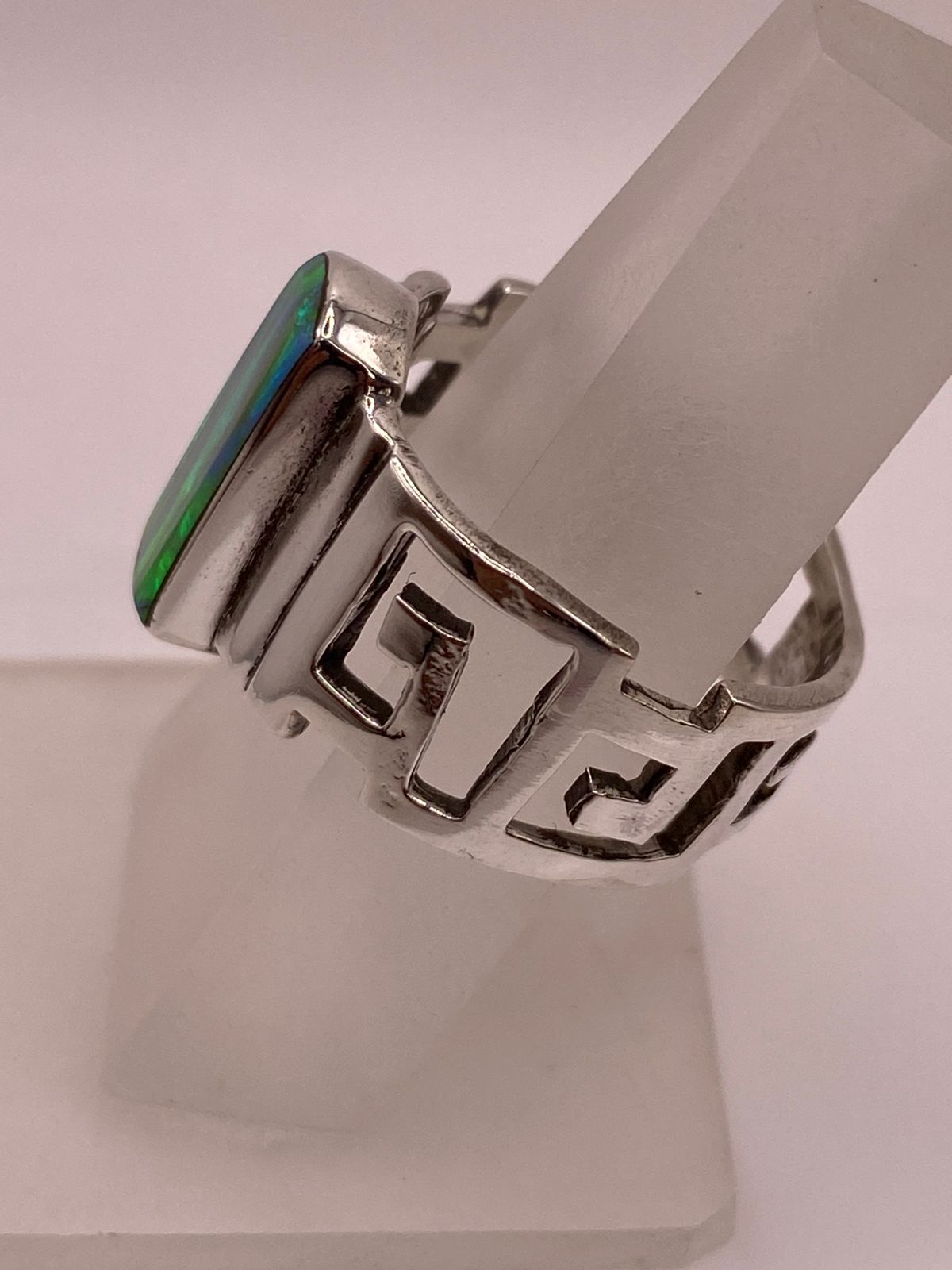 Anillo de Greca Geométrica con Ópalo de Fuego Verde en Plata .950, vista de detalle