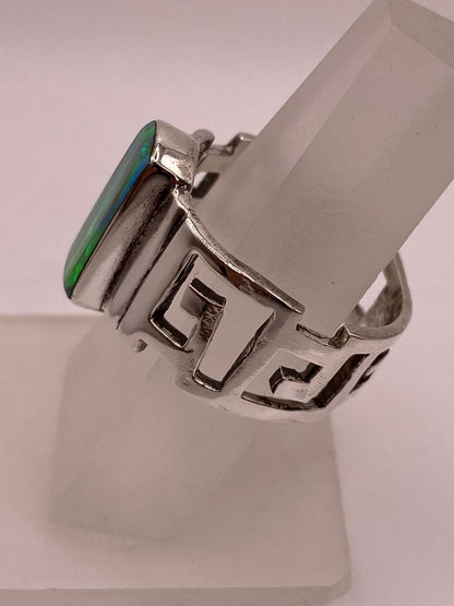 Anillo de Greca Geométrica con Ópalo de Fuego Verde en Plata .950, vista de detalle