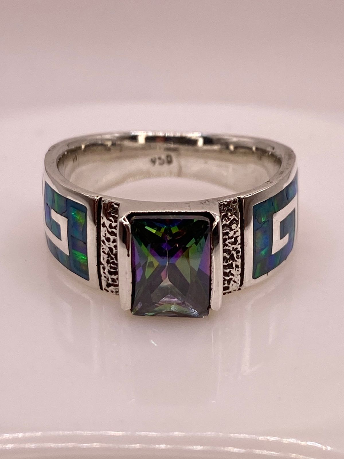 Anillo de Greca Geométrica con Ópalo de Fuego y Zirconia en Plata .950, sello de autenticidad Plata Ley .925
