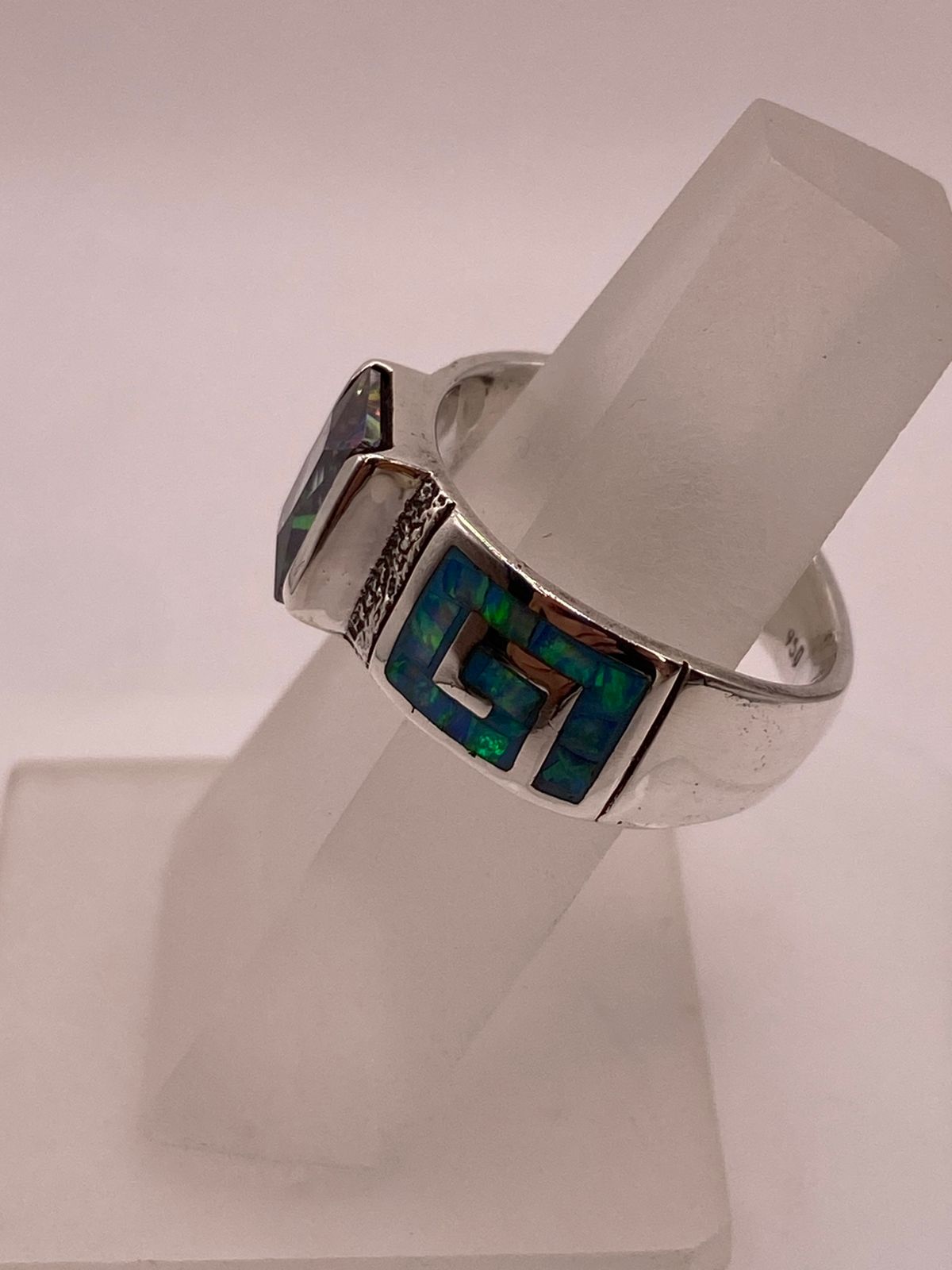 Anillo de Greca Geométrica con Ópalo de Fuego y Zirconia en Plata .950, vista superior