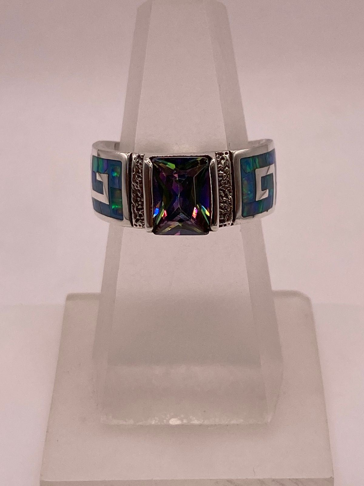 Anillo de Greca Geométrica con Ópalo de Fuego y Zirconia en Plata .950, vista de detalle