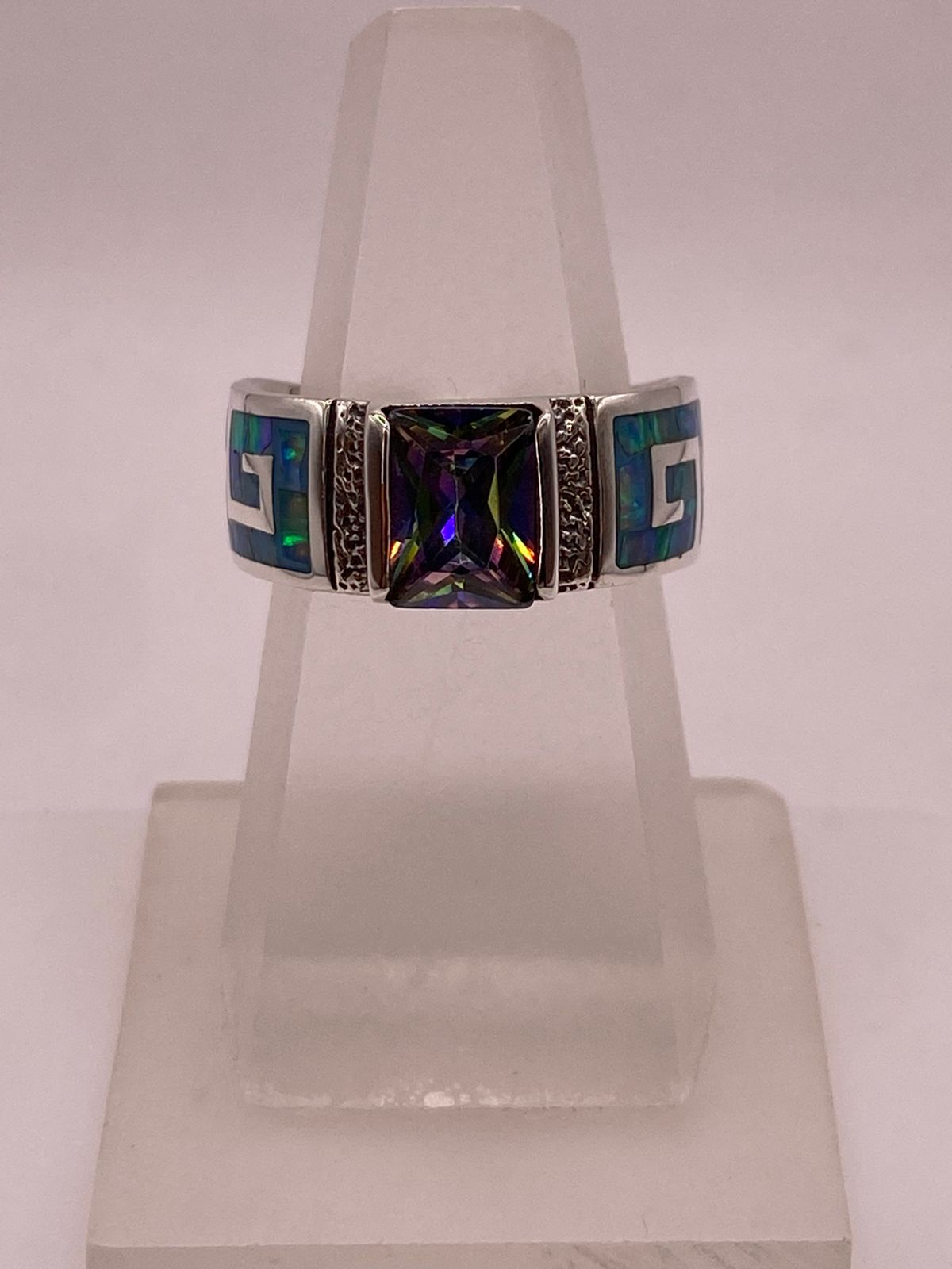 Anillo de Greca Geométrica con Ópalo de Fuego y Zirconia en Plata .950 en báscula mostrando peso