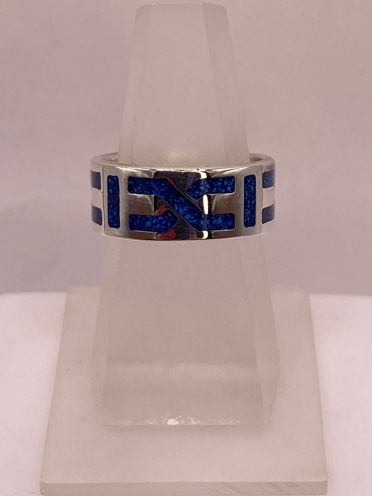 Anillo Greca Geométrica con Piedra Incrustada Azul de Plata .925, vista frontal