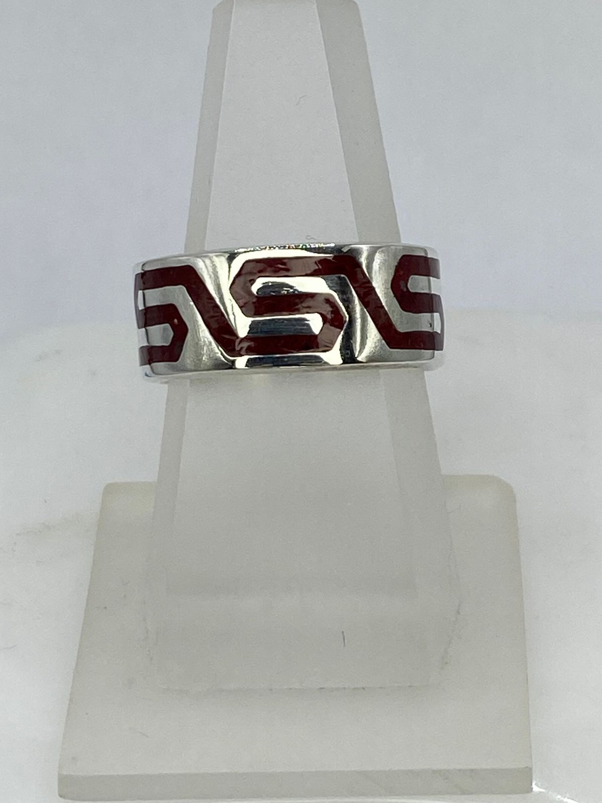 Anillo Greca Geométrica en Coral Rojo — vista lateral