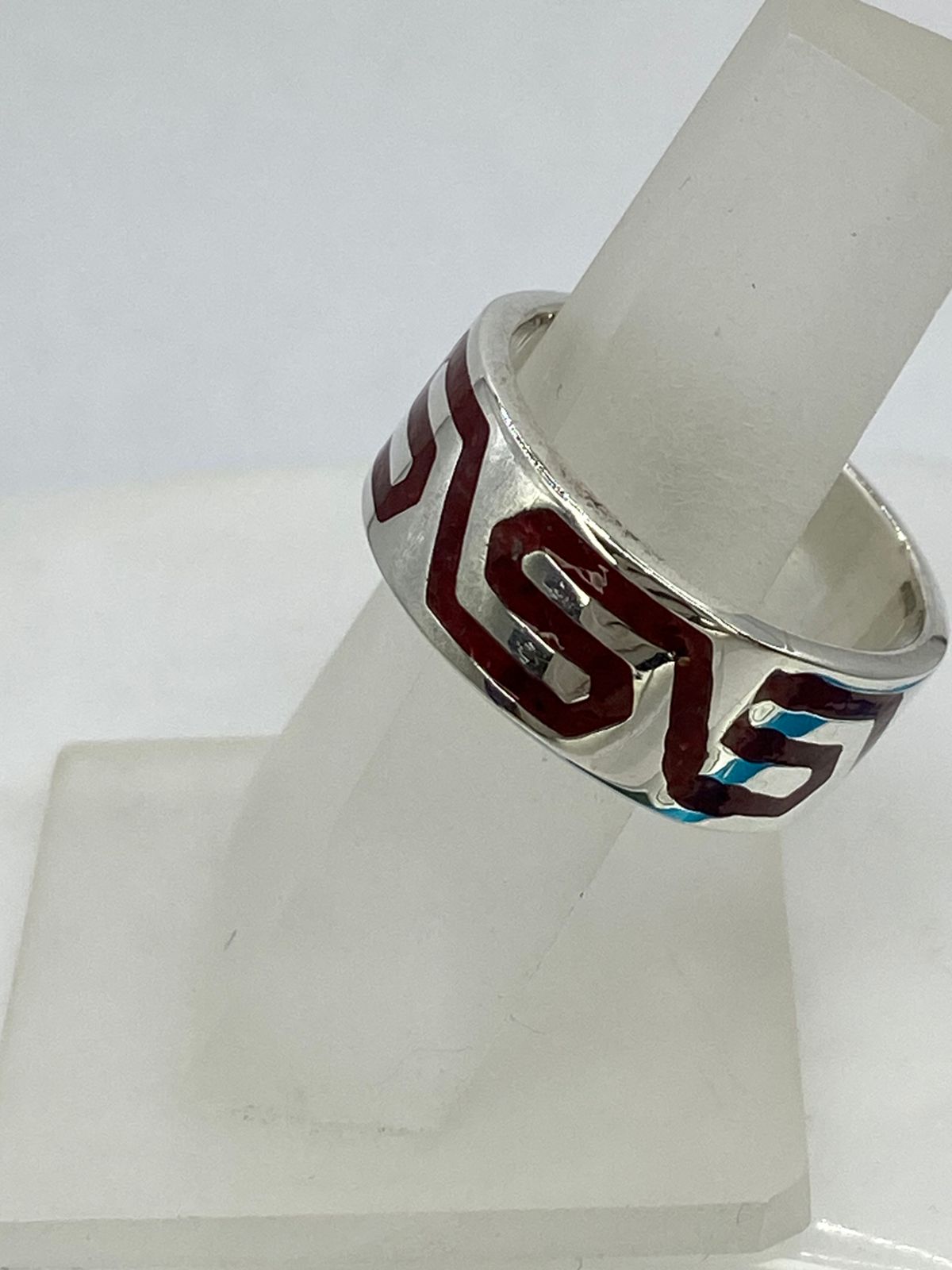 Anillo Greca Geométrica en Coral Rojo, vista frontal