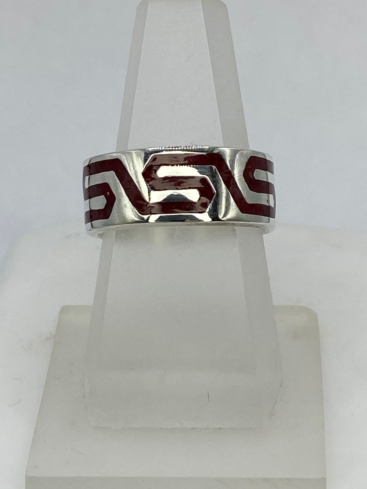 Anillo Greca Geométrica en Coral Rojo — vista lateral
