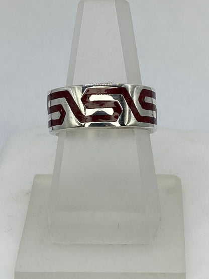 Anillo Greca Geométrica en Coral Rojo — vista lateral
