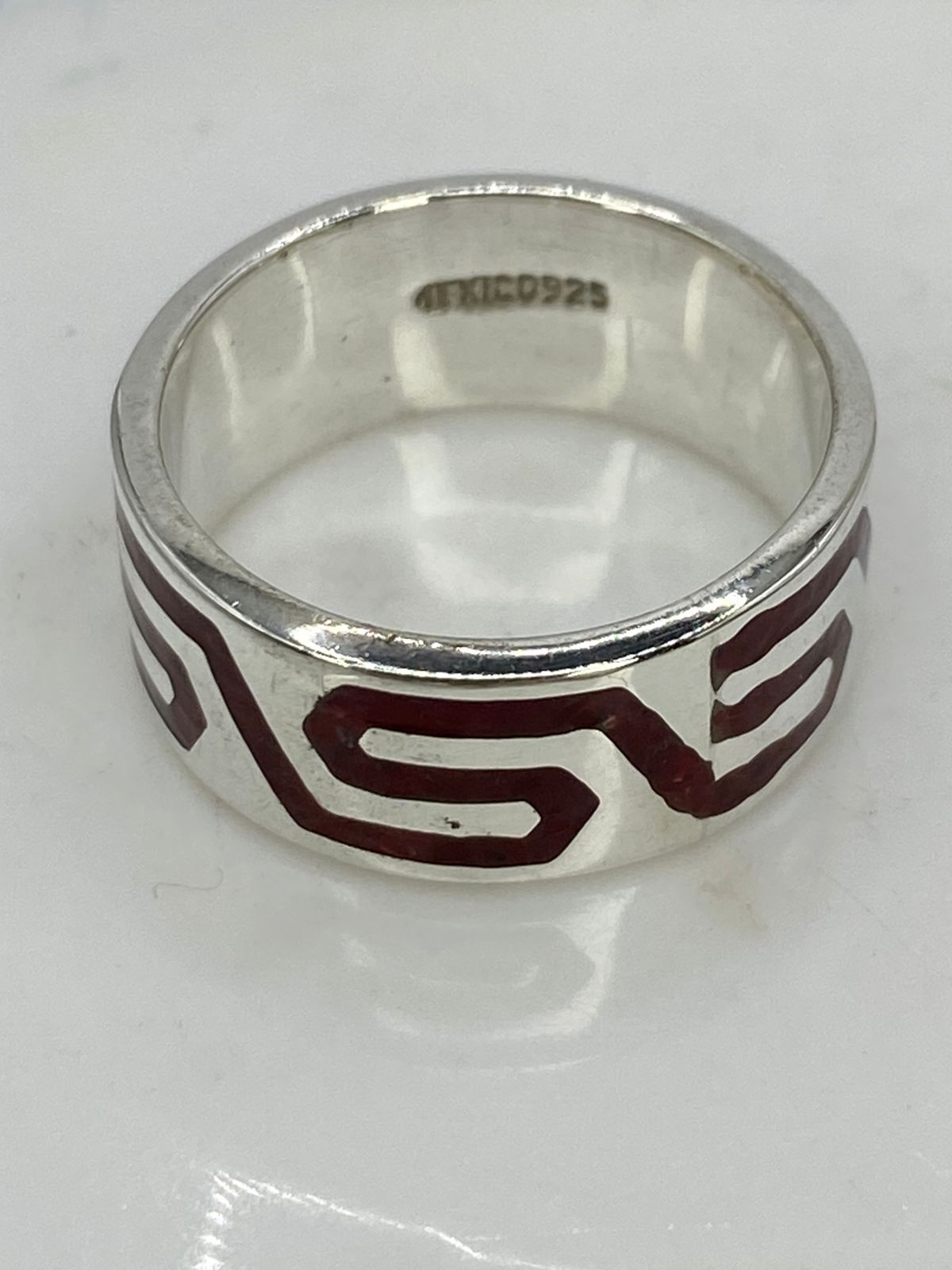 Anillo Greca Geométrica en Coral Rojo, sello de autenticidad Plata Ley .925