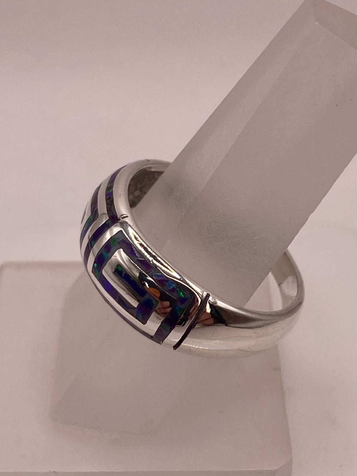 Anillo Greca Geomitrica con Ópalo de Fuego en Plata .950, vista de detalle
