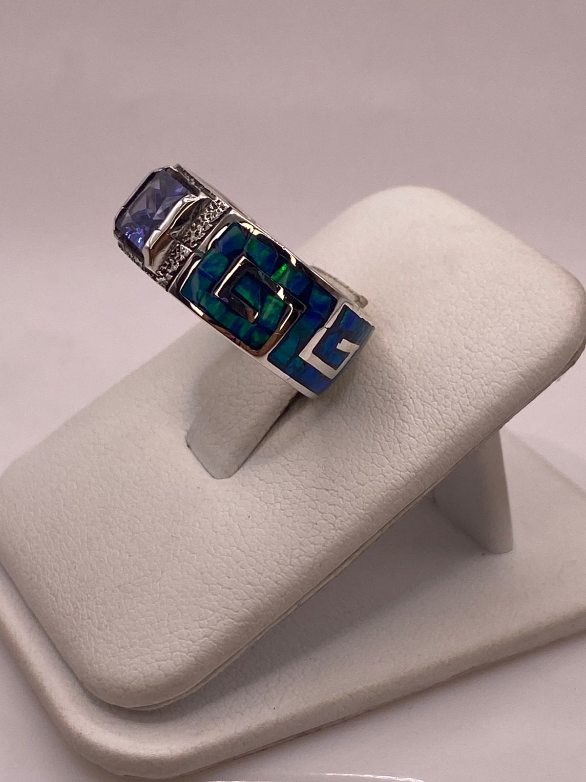 Anillo Greca Imperial de Plata 950 con Ópalo de Fuego y Zirconia, vista lateral