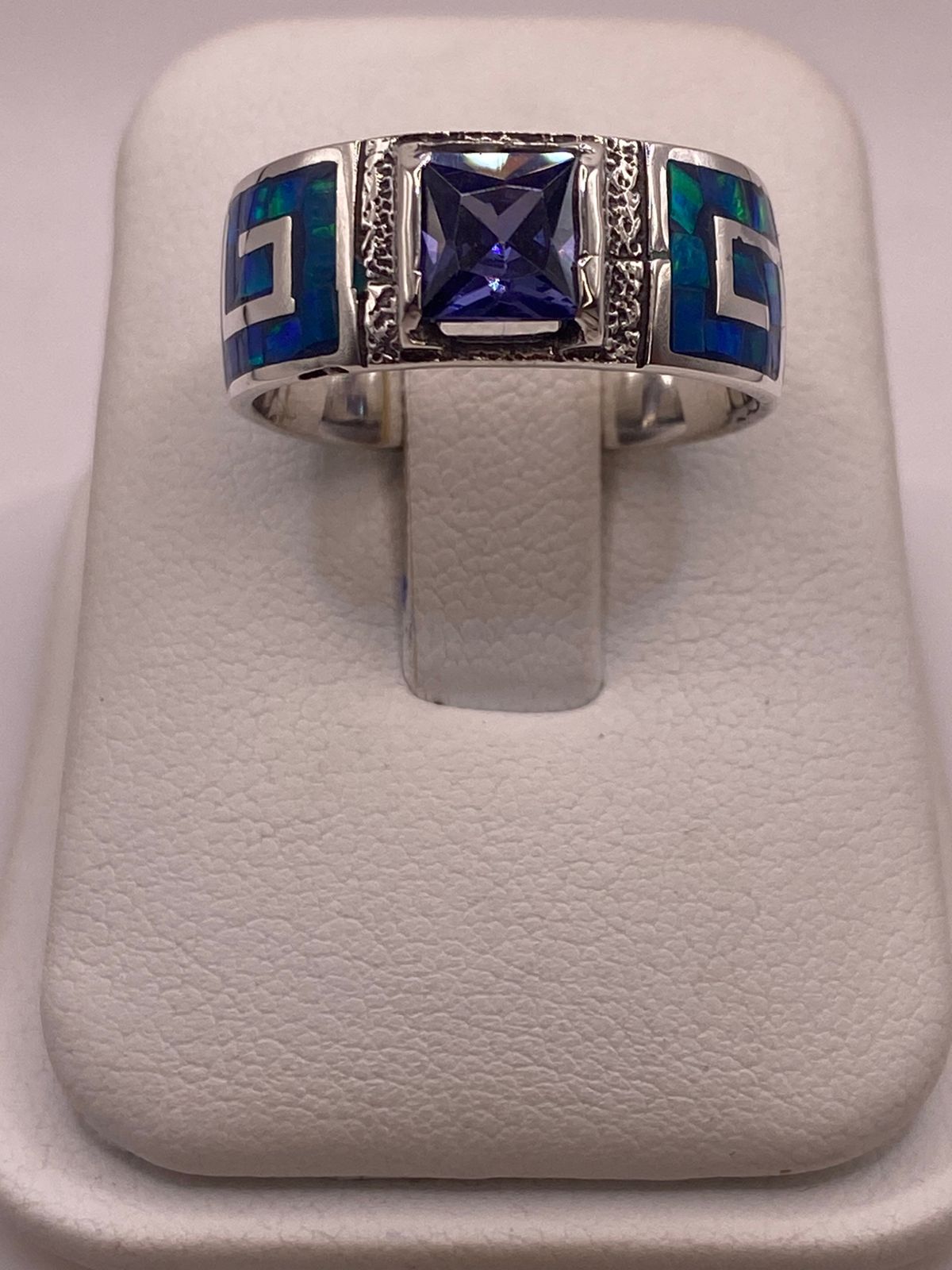 Anillo Greca Imperial de Plata 950 con Ópalo de Fuego y Zirconia, vista de detalle