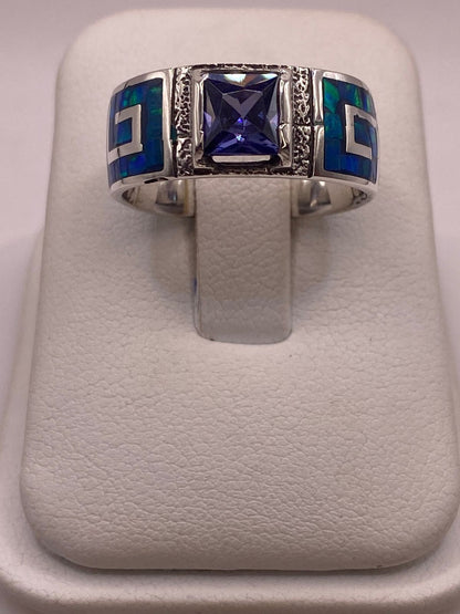 Anillo Greca Imperial de Plata 950 con Ópalo de Fuego y Zirconia, vista de detalle