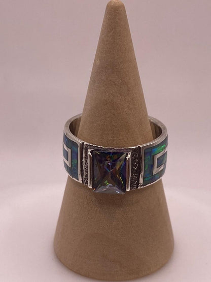 Anillo de Greca con Ópalo de Fuego y Zirconia en Plata .950 en báscula mostrando peso