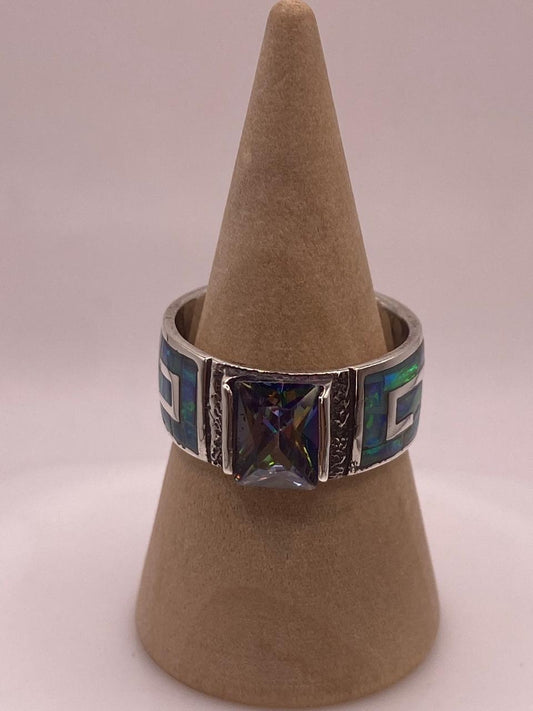 Anillo de Greca con Ópalo de Fuego y Zirconia en Plata .950 en báscula mostrando peso