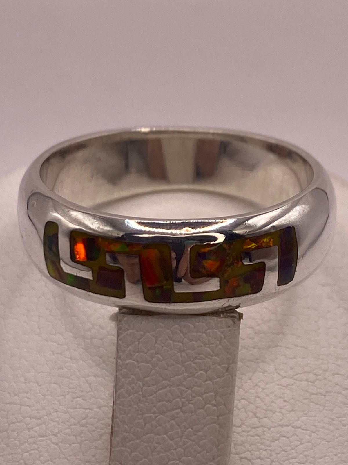 Anillo Greca de Plata 950 con Ópalo de Fuego, vista de detalle