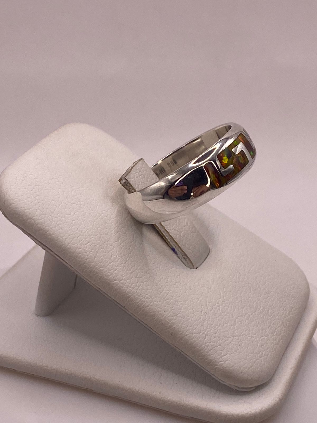 Anillo Greca de Plata 950 con Ópalo de Fuego, vista lateral