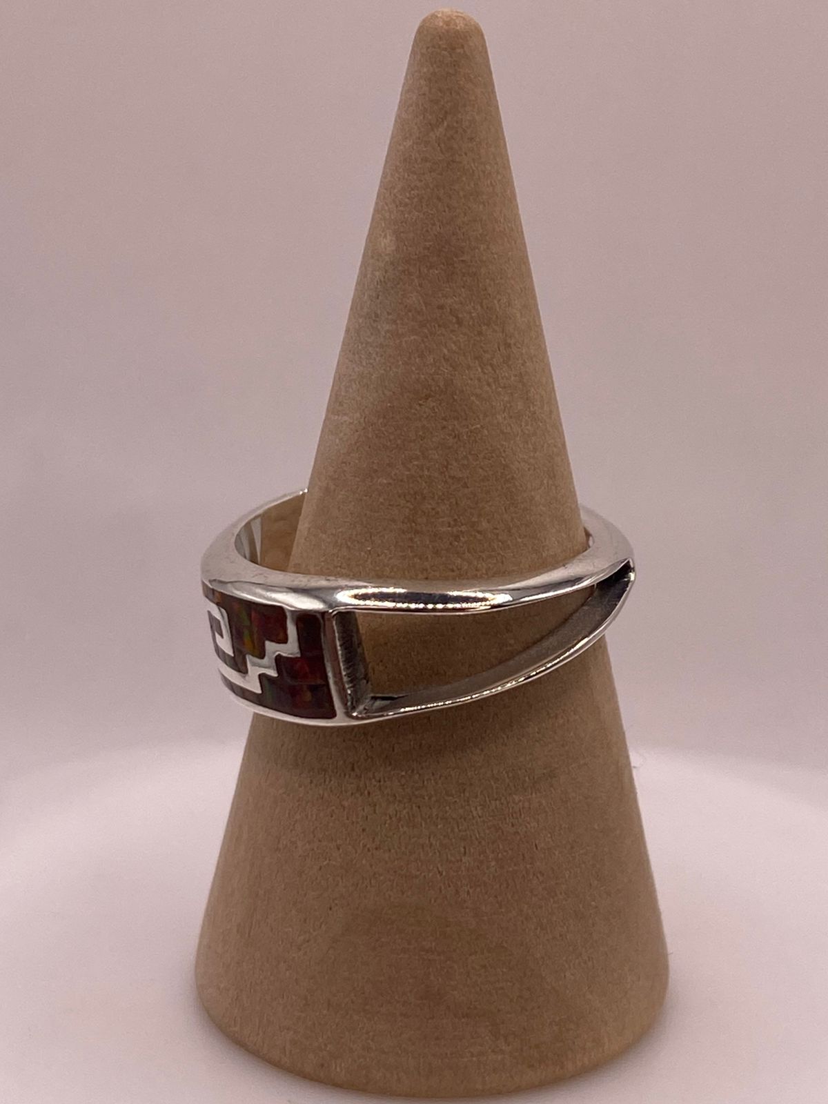 Anillo Greca de Plata 950 con Ópalo de Fuego, vista de detalle
