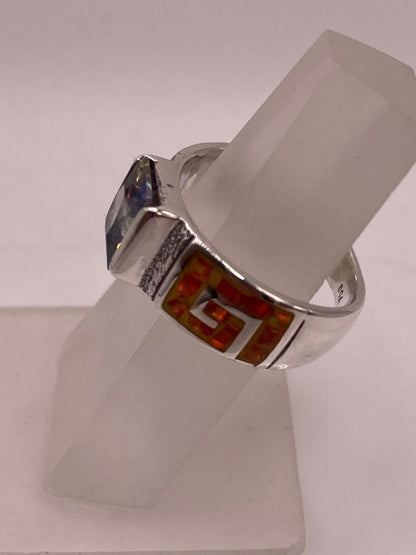 Anillo Greca de Plata 950 con Ópalo de Fuego y Zirconia, vista de detalle