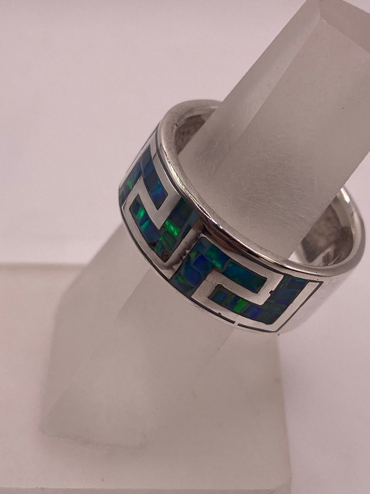 Anillo Greca de Plata 950 con Ópalo de Fuego, vista de detalle