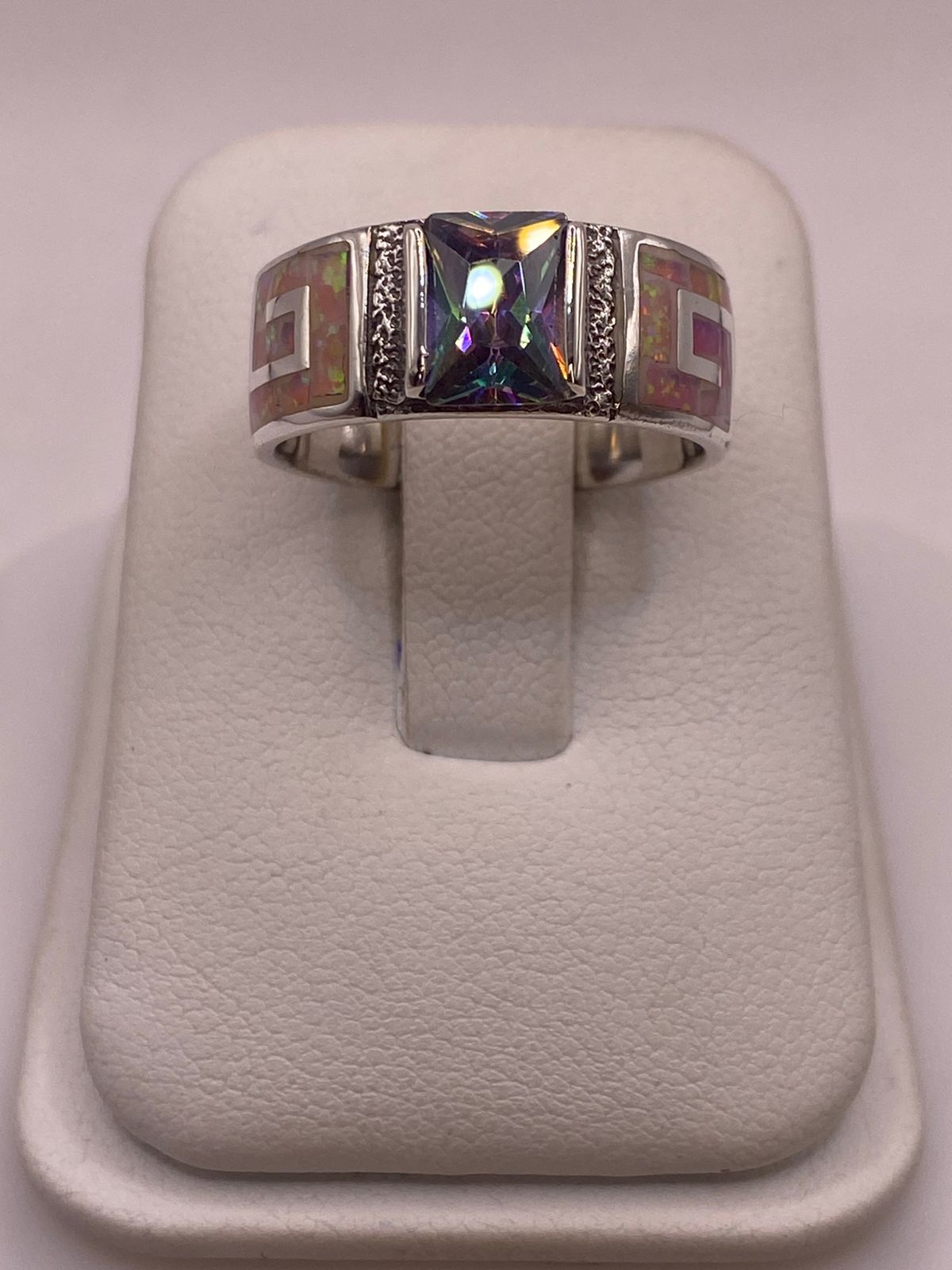 Anillo Greca de Plata 950 con Ópalo de Fuego y Zirconia Multicolor, vista de detalle