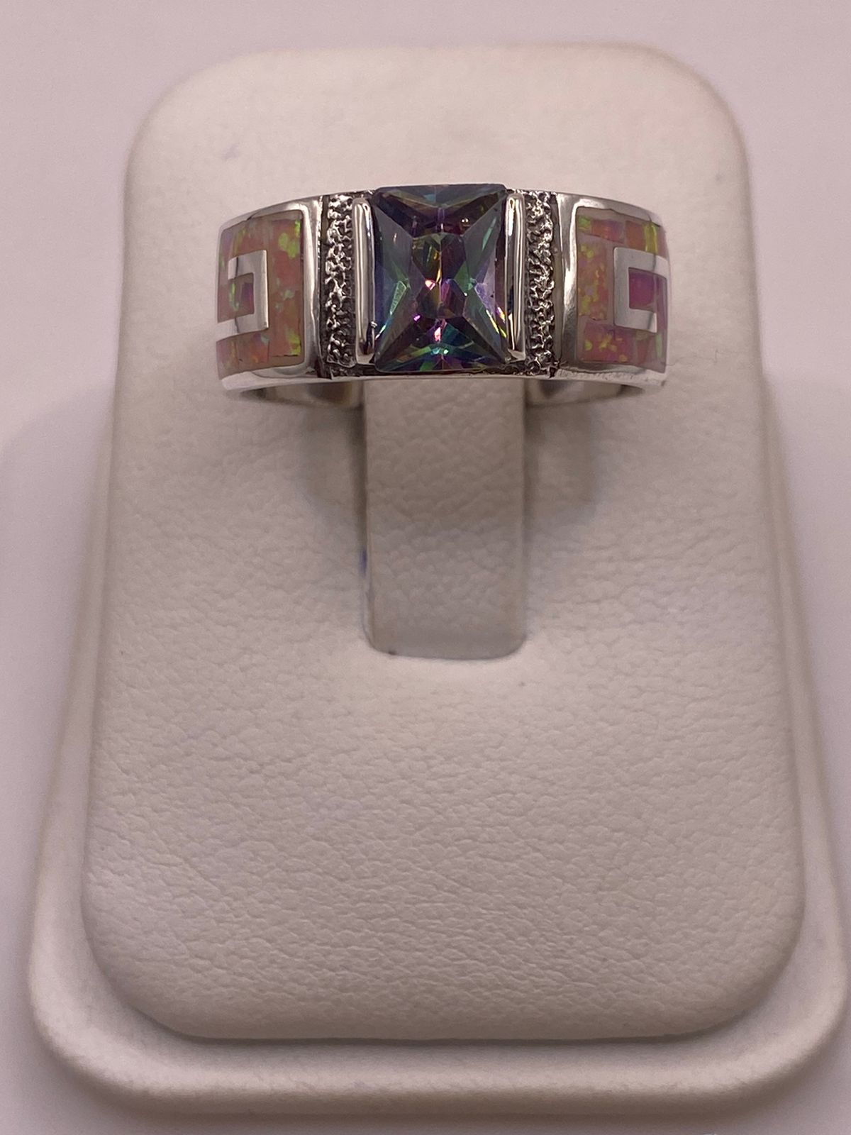 Anillo Greca de Plata 950 con Ópalo de Fuego y Zirconia Multicolor, vista de detalle