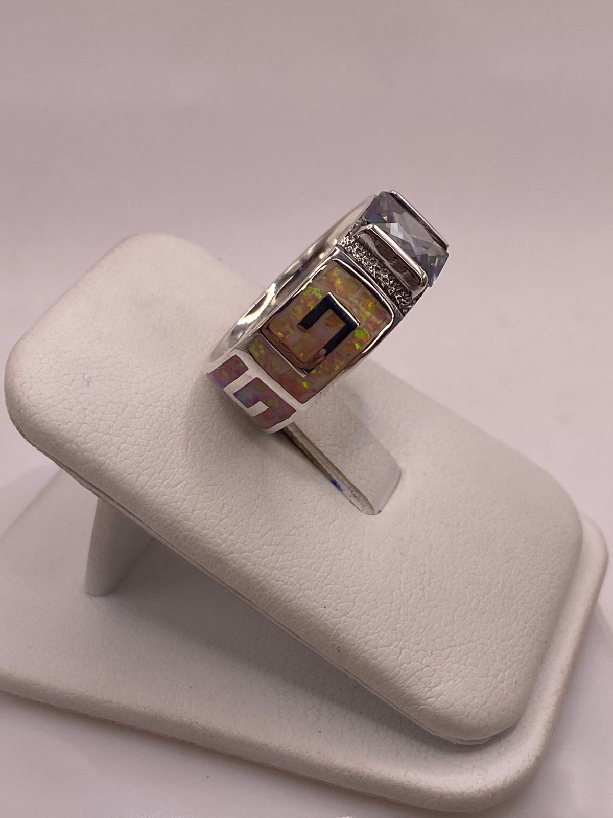 Anillo Greca de Plata 950 con Ópalo de Fuego y Zirconia Multicolor, vista lateral