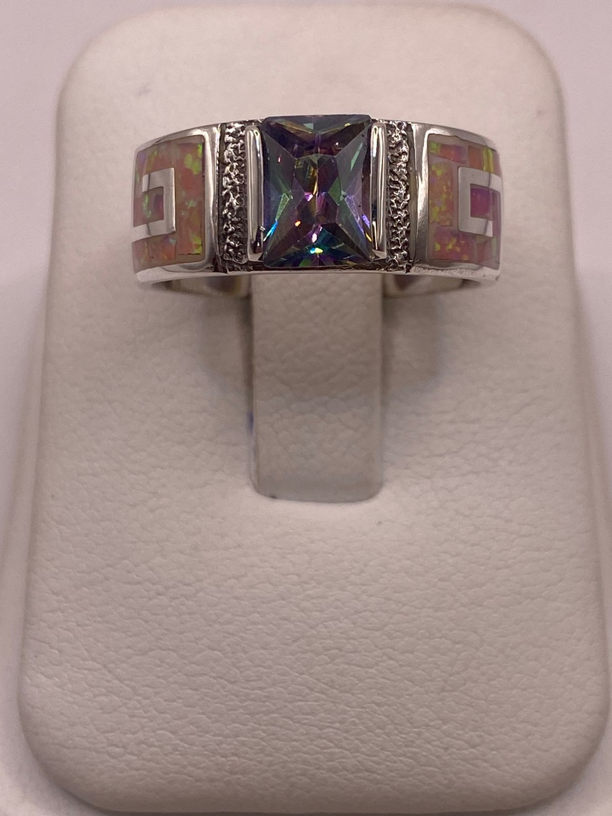 Anillo Greca de Plata 950 con Ópalo de Fuego y Zirconia Multicolor — detalle de acabado