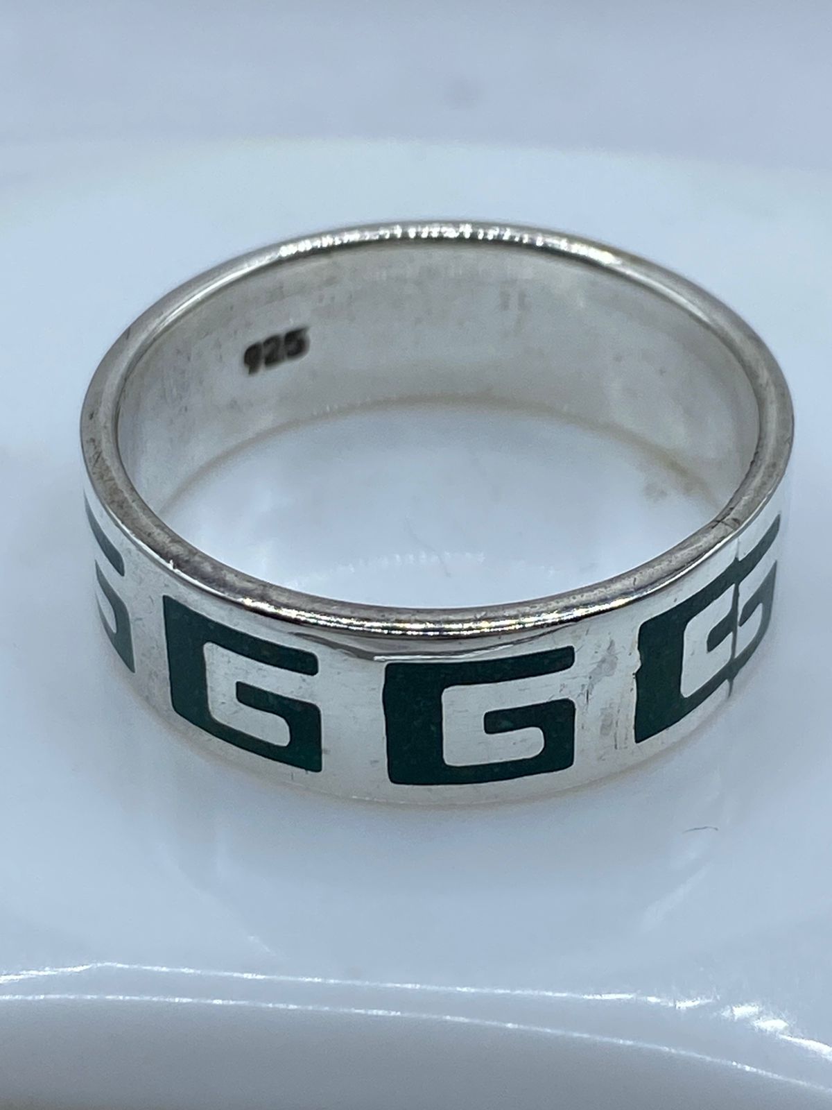 Anillo Greca Prehispánica en Plata .925 con Malaquita Natural, vista lateral