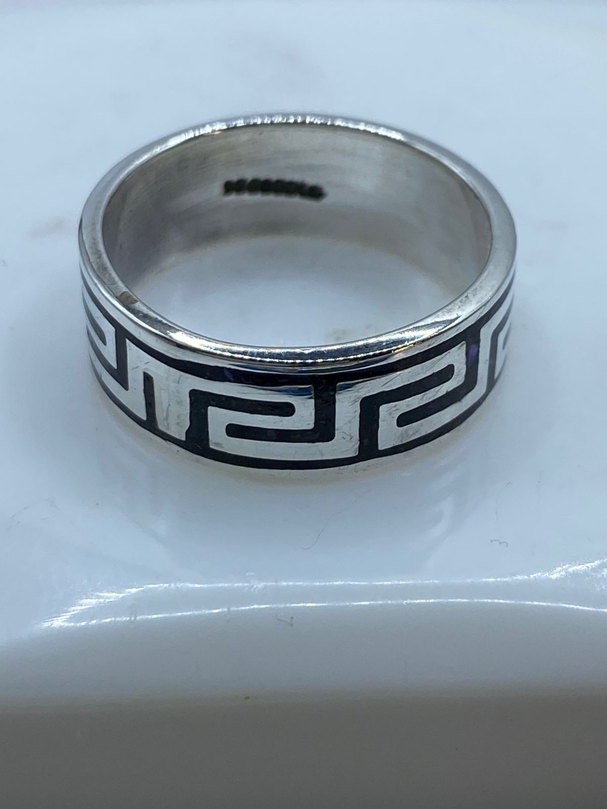 Anillo Greca Tipo Laberinto de Plata .925 con Obsidiana Negra, vista de detalle