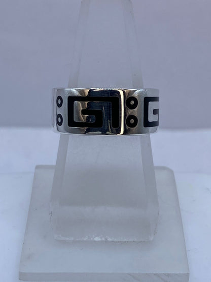 Anillo Greca Ancestral Calado en Plata .925 con Obsidiana, vista de detalle