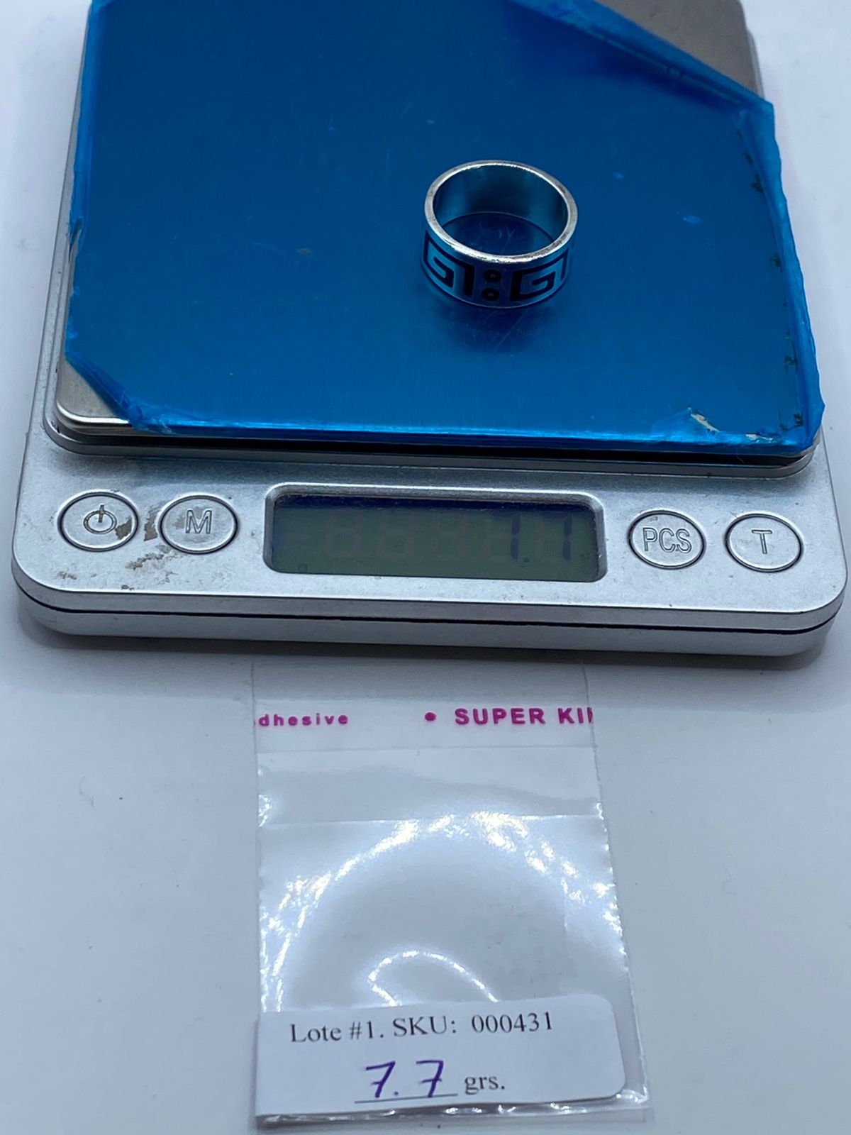 Anillo Greca Ancestral Calado en Plata .925 con Obsidiana, peso en gramos (báscula)