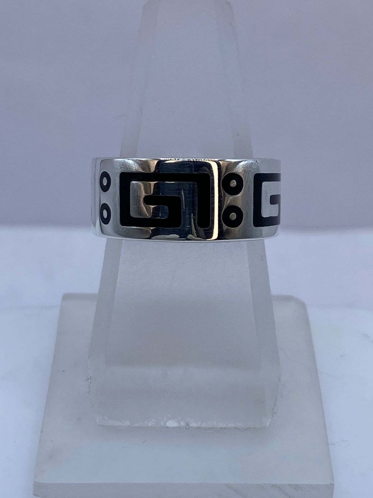 Anillo Greca Ancestral Calado en Plata .925 con Obsidiana — ángulo diagonal