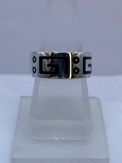Anillo Greca Ancestral Calado en Plata .925 con Obsidiana — ángulo diagonal