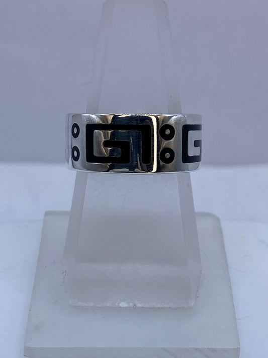 Anillo Greca Ancestral Calado en Plata .925 con Obsidiana — ángulo diagonal