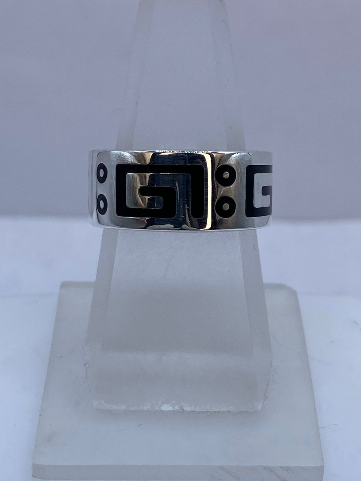 Anillo Greca Ancestral Calado en Plata .925 con Obsidiana, vista de detalle