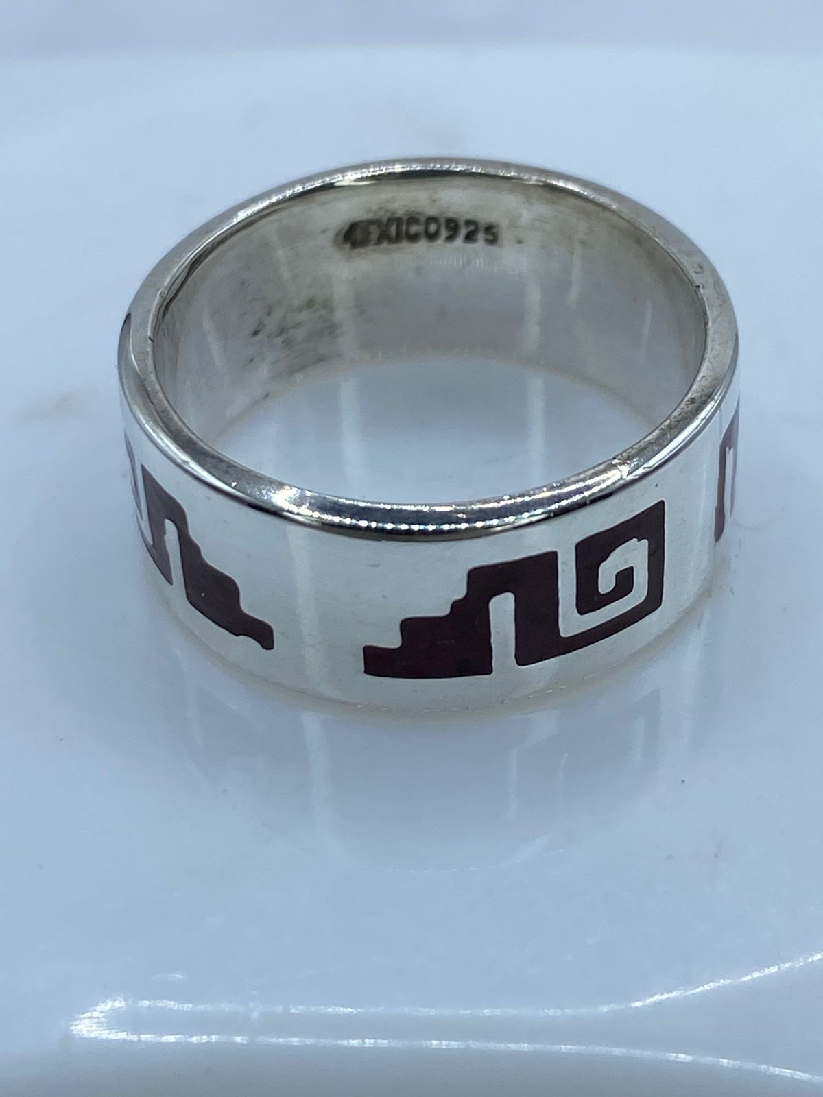 Anillo Greca Ancestral en Plata .925 con Coral Rojo, vista frontal