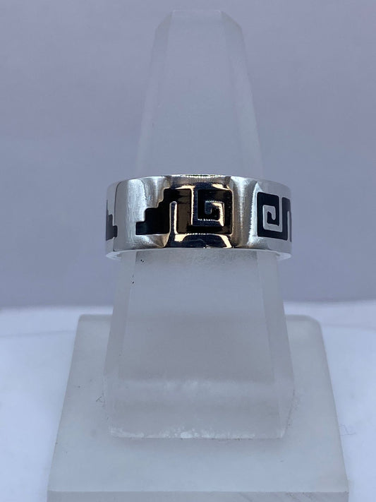 Anillo Greca Calado en Plata .925 con Obsidiana — ángulo diagonal