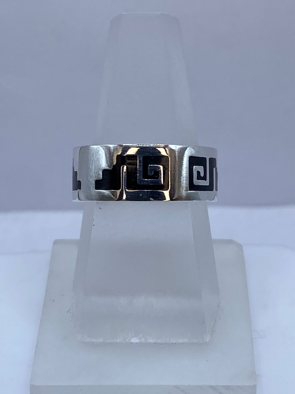Anillo Greca Calado en Plata .925 con Obsidiana, vista de detalle