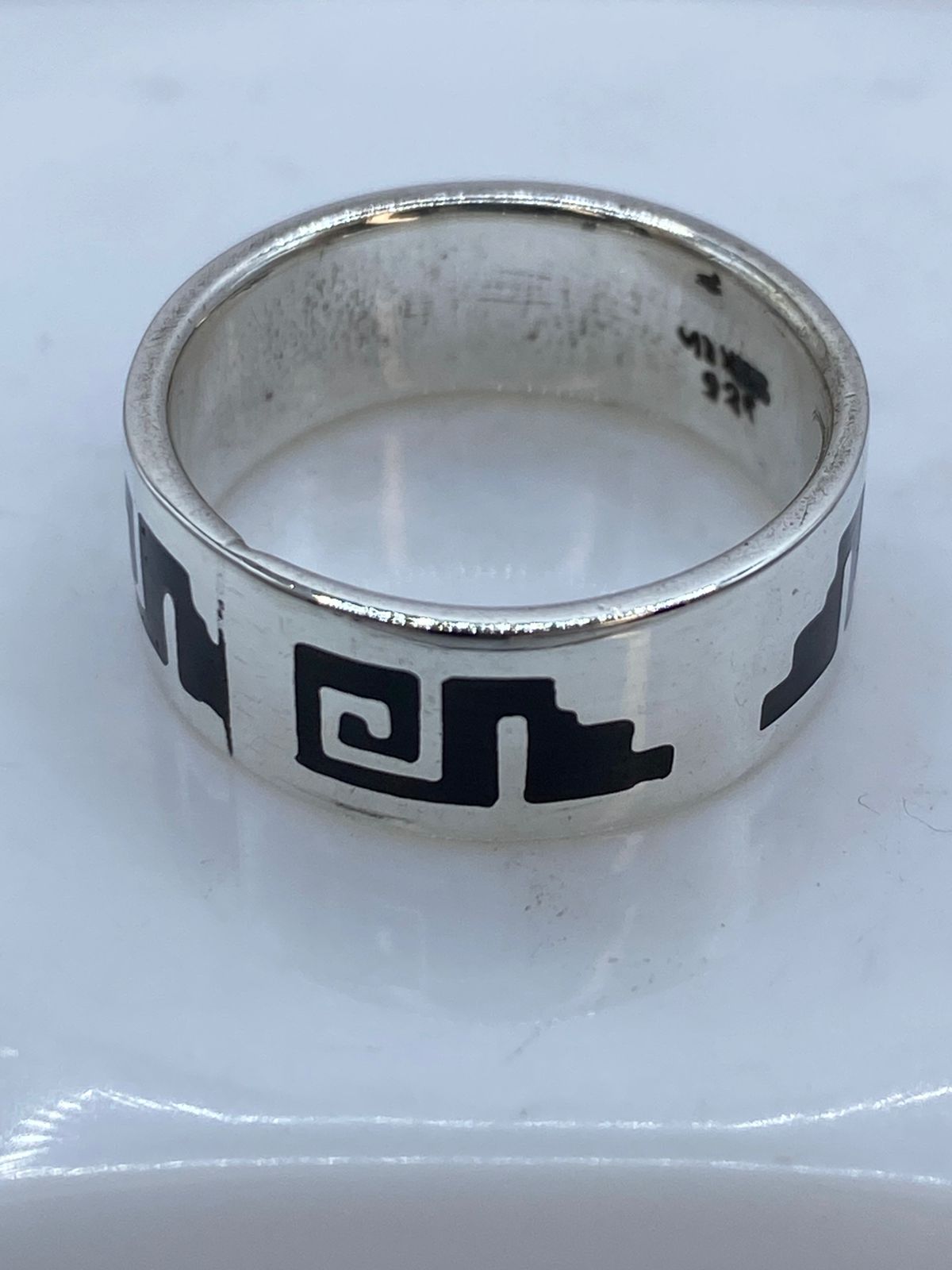 Anillo Greca Calado en Plata .925 con Obsidiana, vista de detalle
