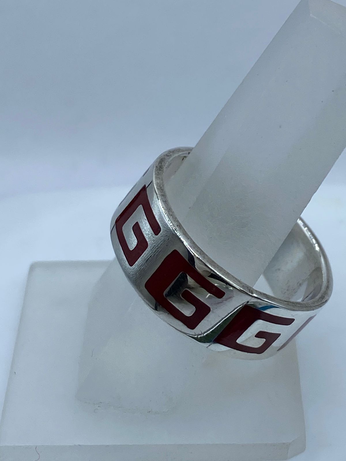 Anillo Greca Clásica en Plata .925 con Coral Rojo, vista lateral