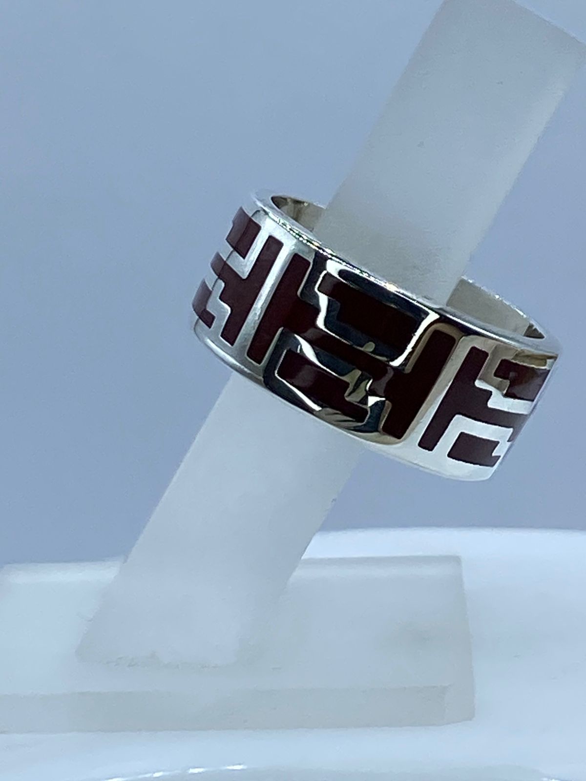 Anillo Greca Escalonada en Plata .925 con Coral Rojo, vista frontal