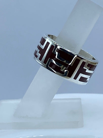 Anillo Greca Escalonada en Plata .925 con Coral Rojo, vista lateral