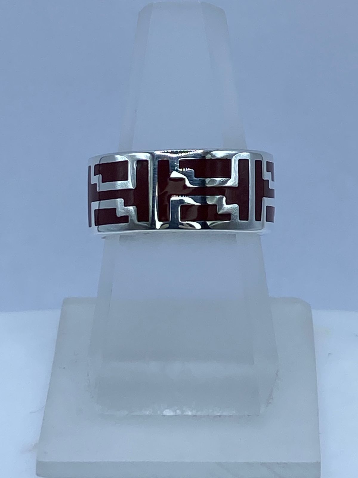 Anillo Greca Escalonada en Plata .925 con Coral Rojo — vista lateral