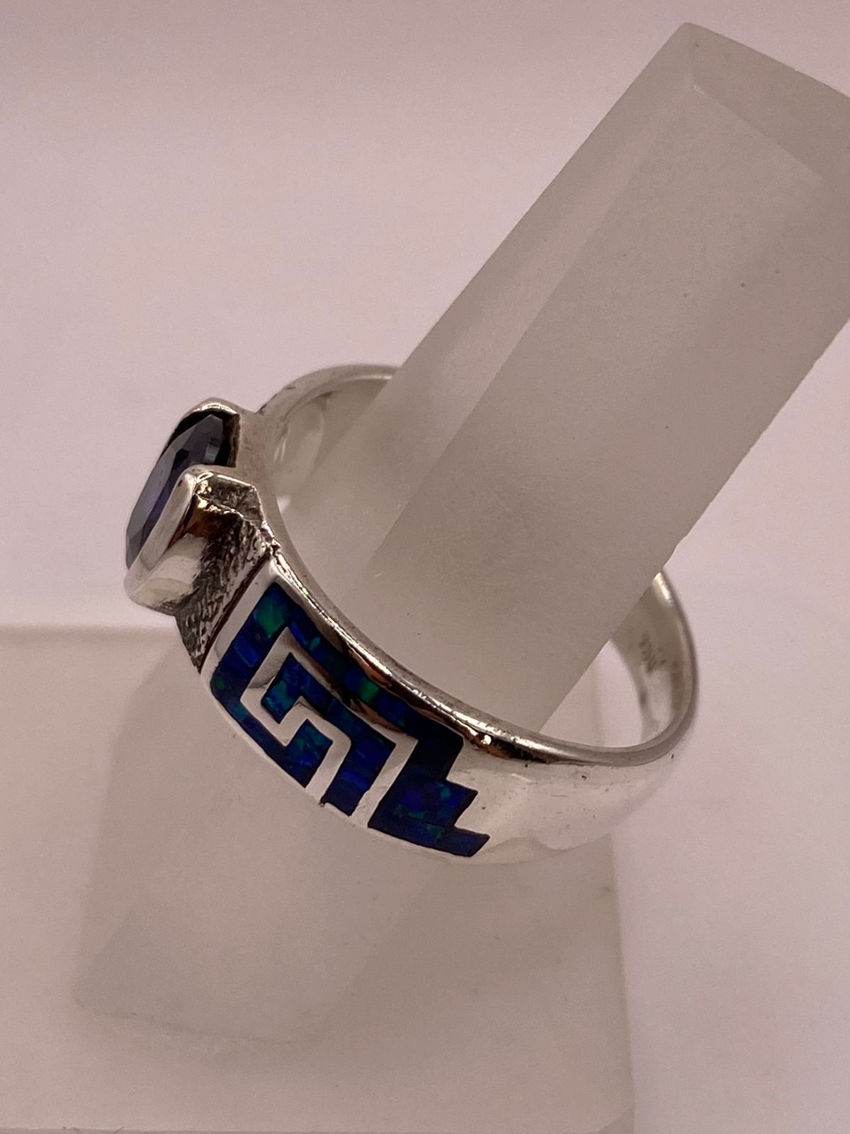 Anillo con Greca Geométrica, Ópalo de Fuego y Zirconia en Plata .950, vista de detalle